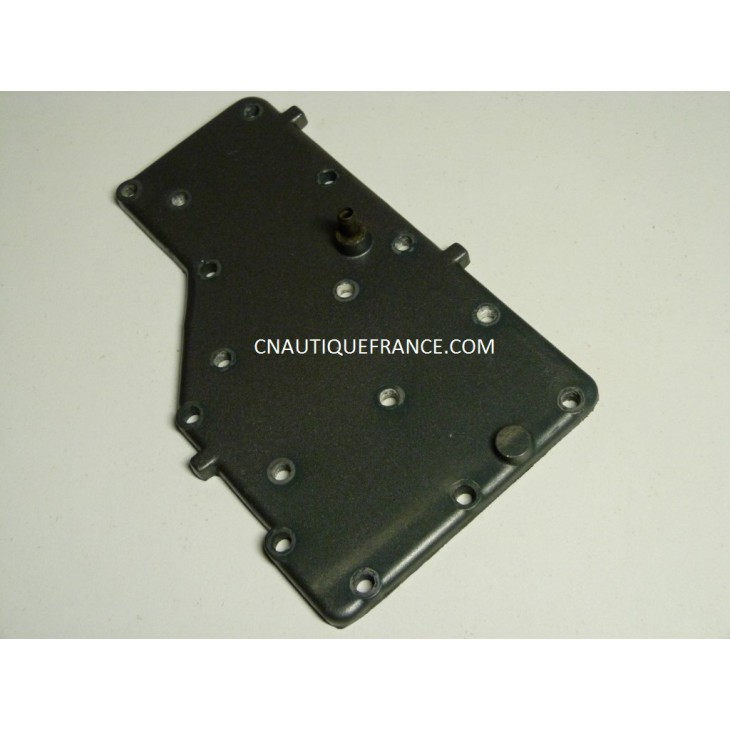 COUVERCLE PLAQUE ECHAPPEMENT 40 CV YAMAHA 676  02