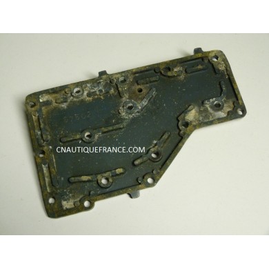 COUVERCLE PLAQUE ECHAPPEMENT 40 CV YAMAHA 676  02